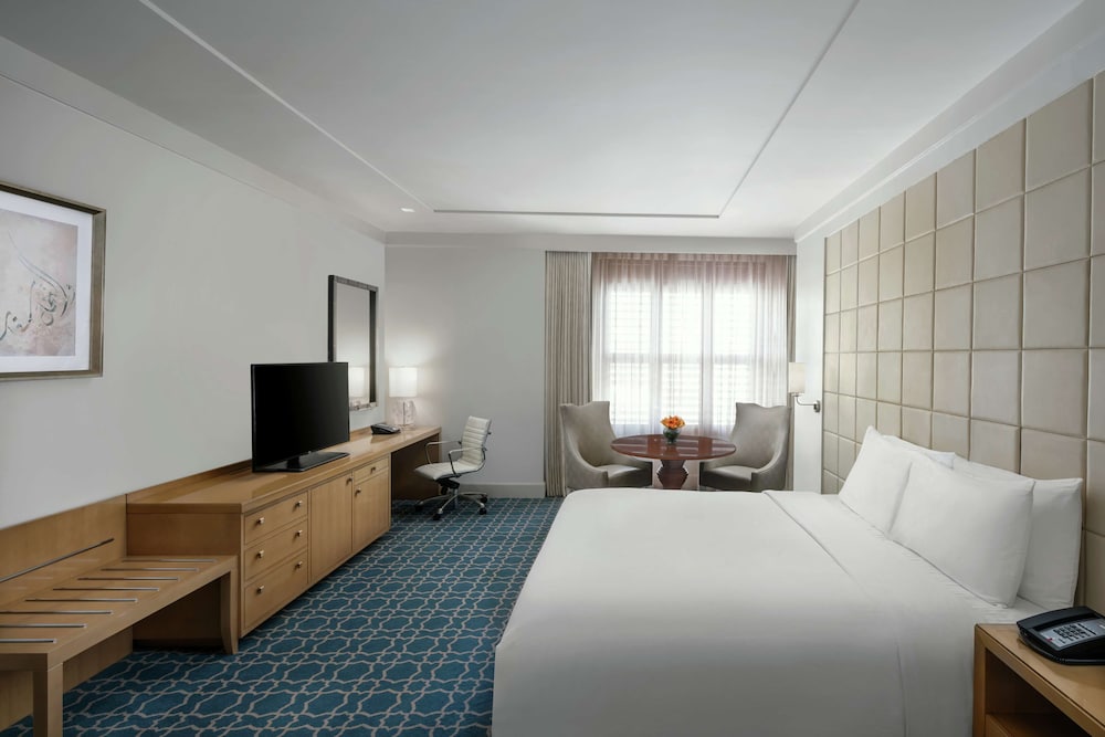 Executive Suite, 1 King Bed, Non Smoking thumbnail 6