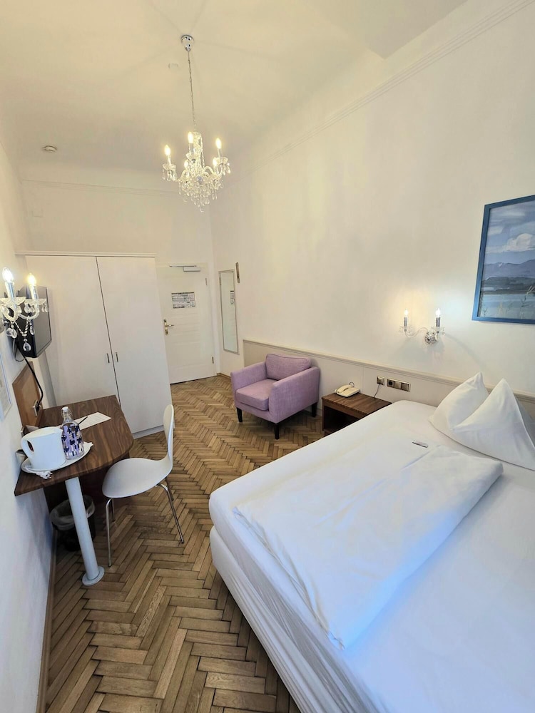 Basic Single Room photo 3