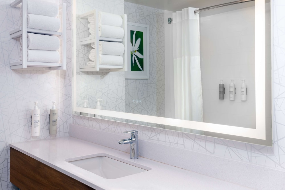 Room, 1 King Bed, Accessible, Bathtub (Mobility Accessible) - Photo 8
