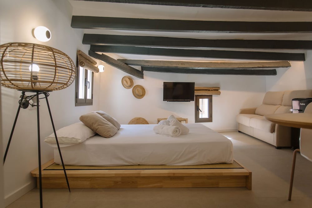 Studio, Ensuite - Photo 9