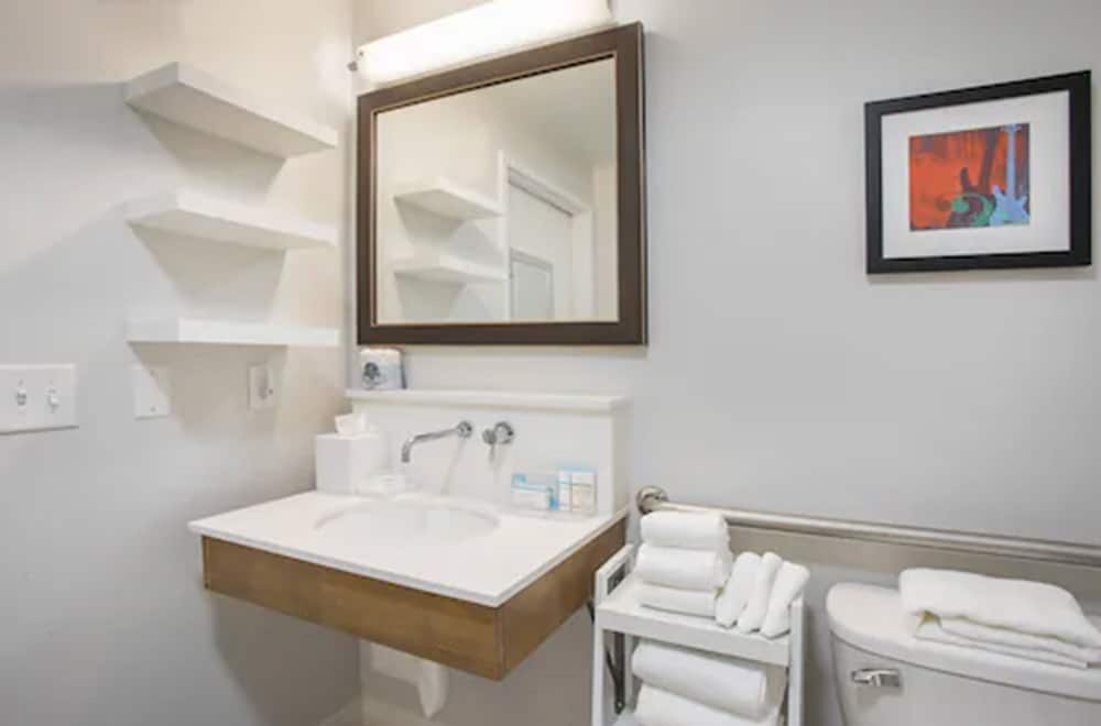 Suite, 1 King Bed, Non Smoking, Refrigerator & Microwave - Photo 4