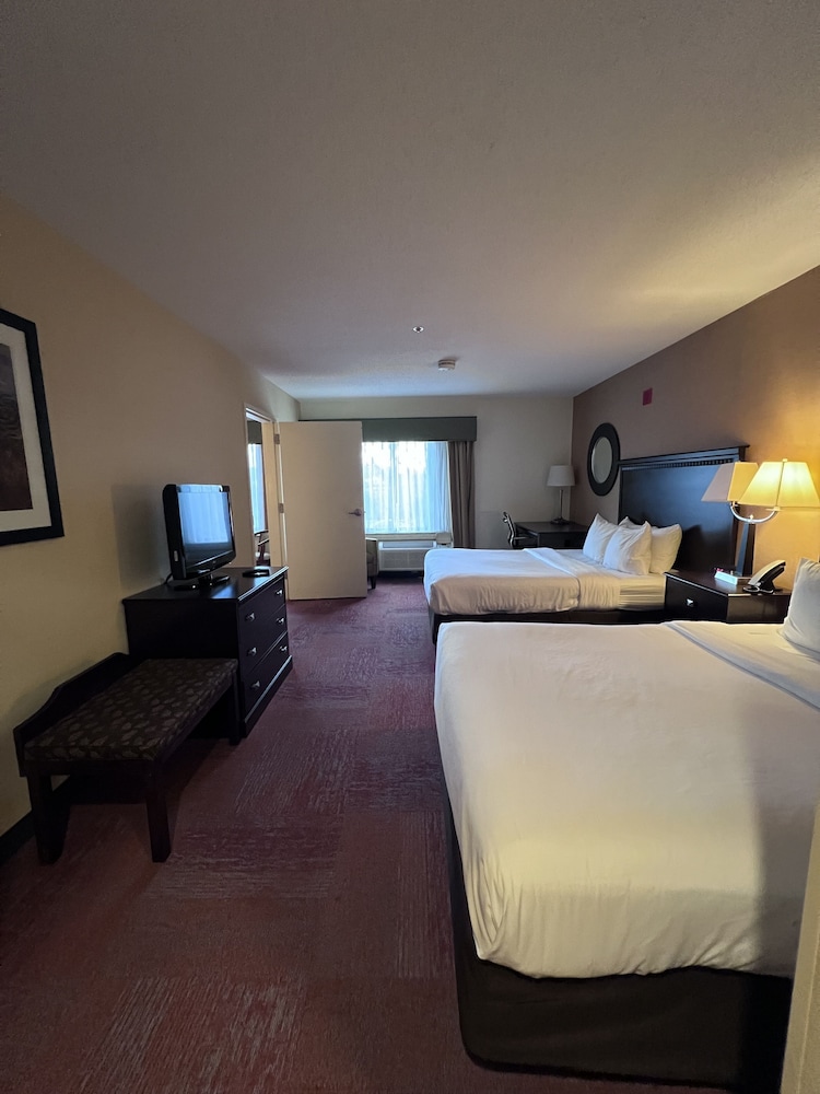 Double Room (Three Queen Beds) photo 2