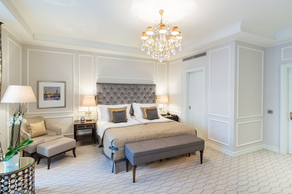 Deluxe Room, 1 King Bed, Balcony, Lake View photo 2