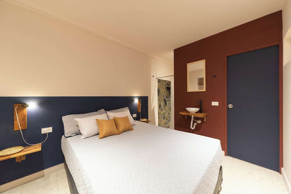 Standard Room, 1 Queen Bed, Ensuite photo 1