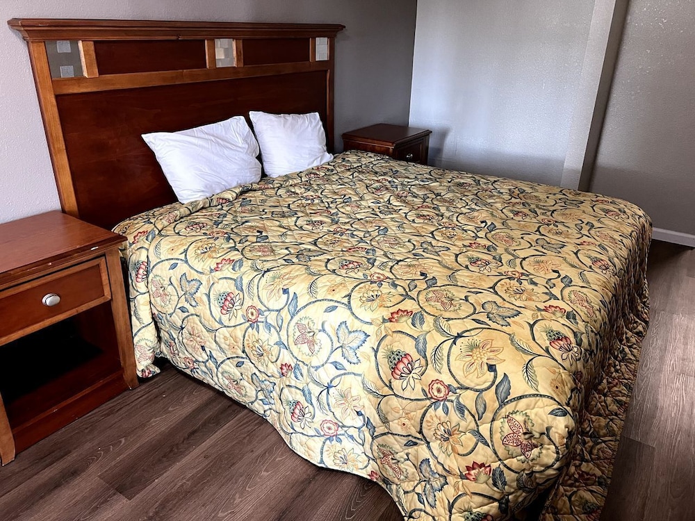 Standard Single Room, 1 King Bed, Non Smoking photo 1
