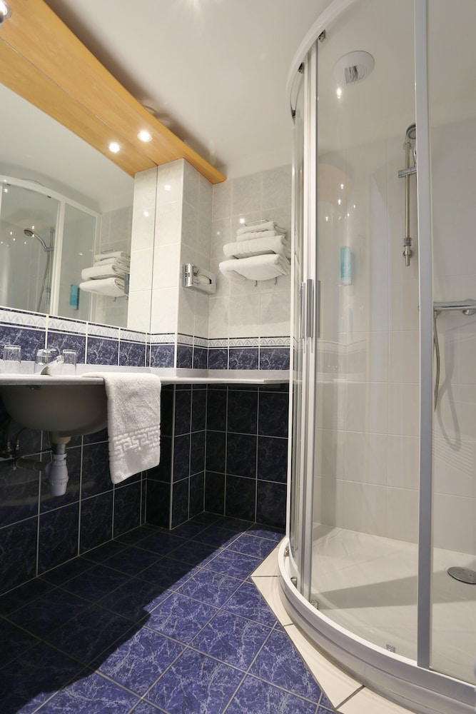 Comfort Room, 1 Queen Bed, River View - Photo 8