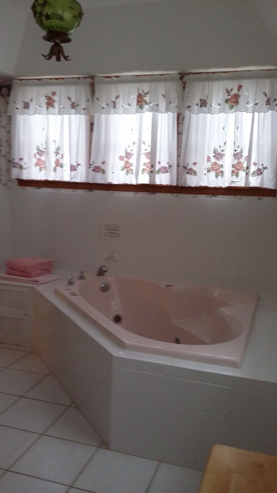 Standard Suite, 1 King Bed, Accessible, Hot Tub (Gretel's Garden) photo 3