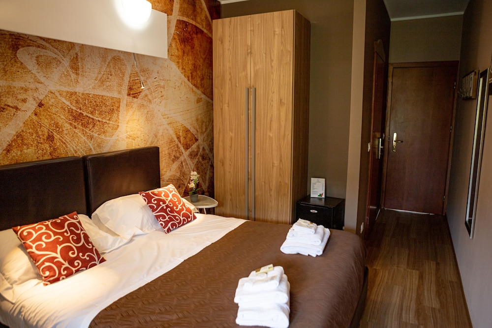 Double or Twin Room - Photo 8