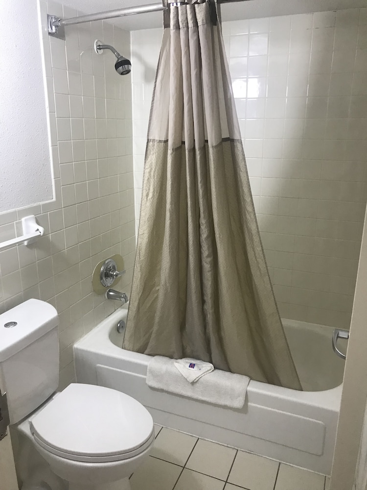 Deluxe Room, 1 King Bed, Non Smoking, Refrigerator & Microwave - Photo 11