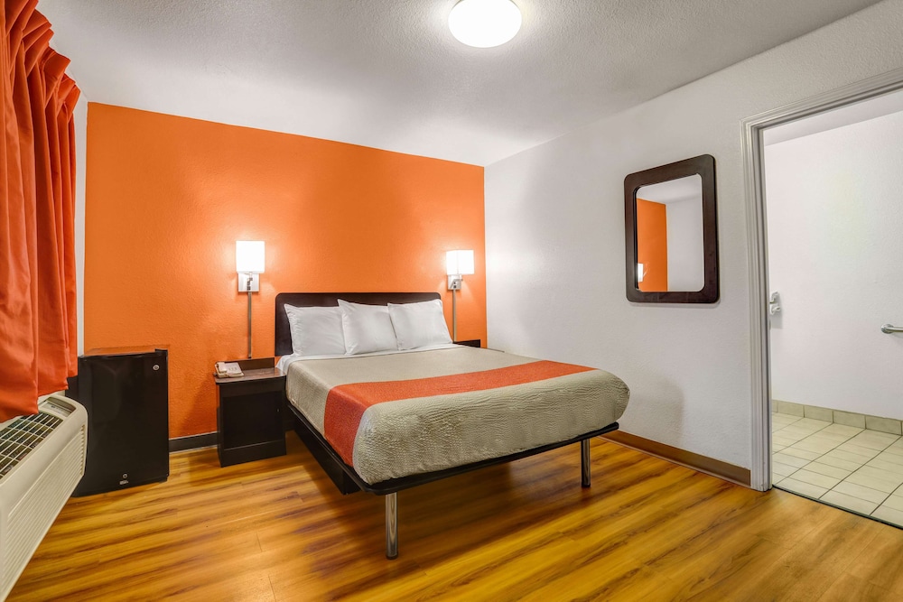 Standard Room, 1 Double Bed, Smoking, Refrigerator & Microwave - Photo 1