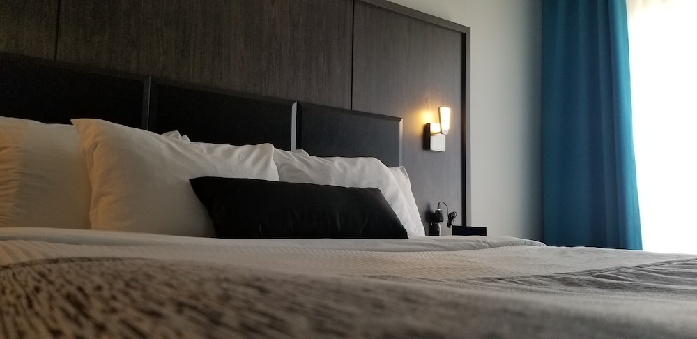 Suite, 1 King Bed, Non Smoking, Balcony (Shower Only;with Sofabed) thumbnail 5
