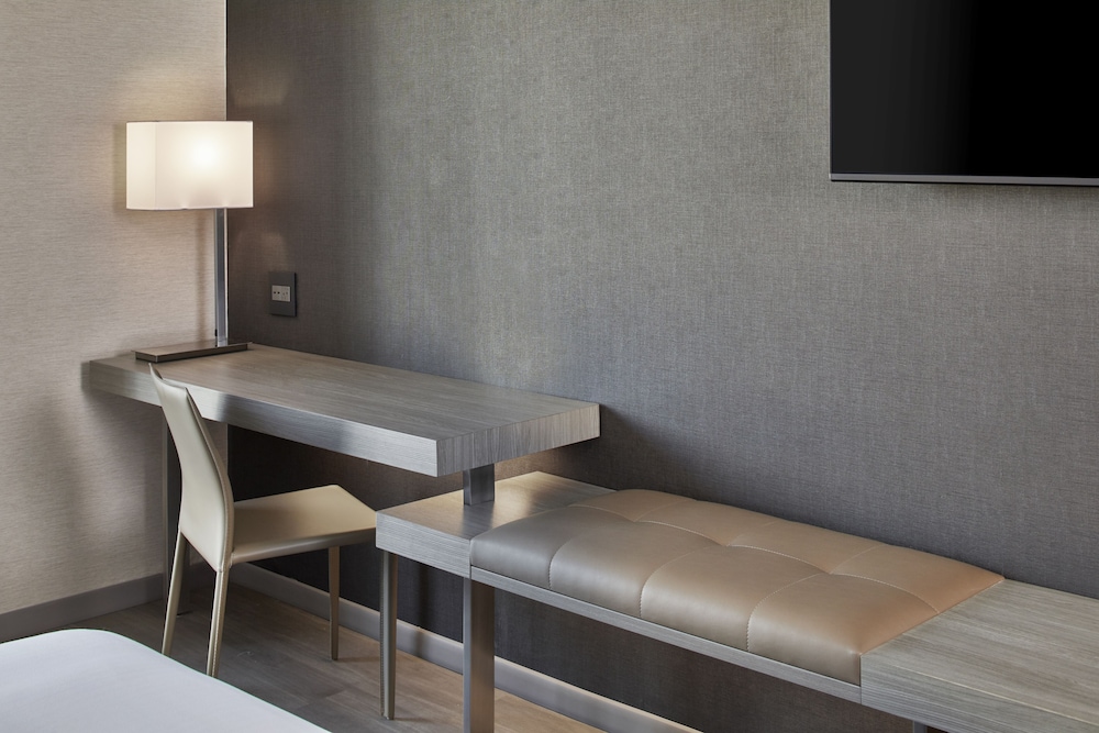 Room, 1 King Bed (Hearing Accessible) - Photo 4