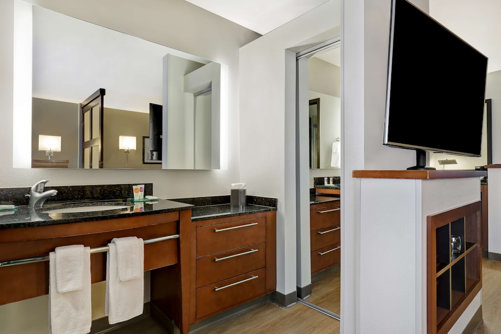 Room, 2 Queen Beds, Accessible, Bathtub thumbnail 5