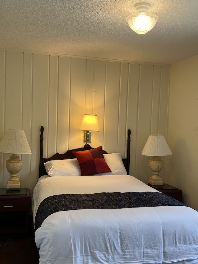 Deluxe Room, Multiple Beds, Non Smoking, Refrigerator & Microwave (3 Double Beds)