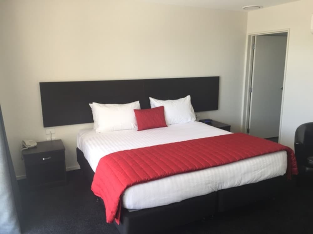 Studio, 1 King Bed, Accessible