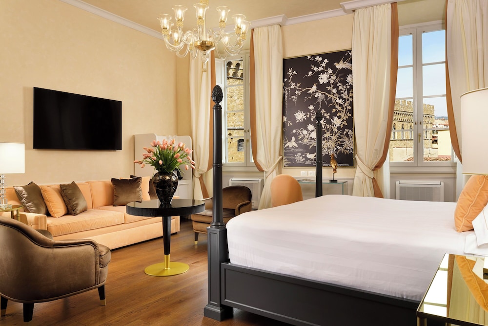 Luxury Suite, 1 King Bed, Hot Tub, City View photo 3