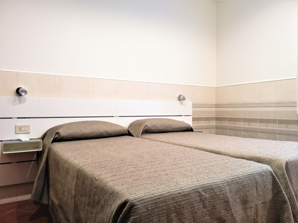 Basic Double Room, Shared Bathroom photo 2