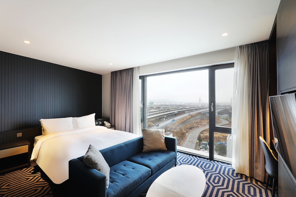 Premier Suite Room (Complimentary Pool Access for 2) - Photo 1