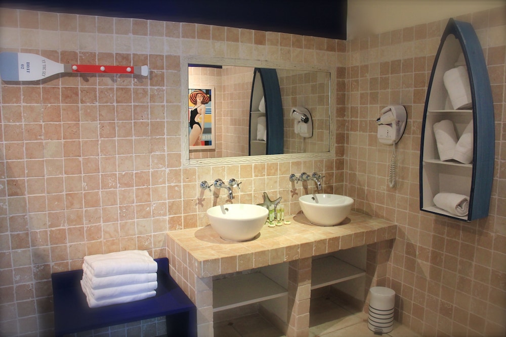 Superior Quadruple Room, Multiple Beds, Ground Floor photo 2