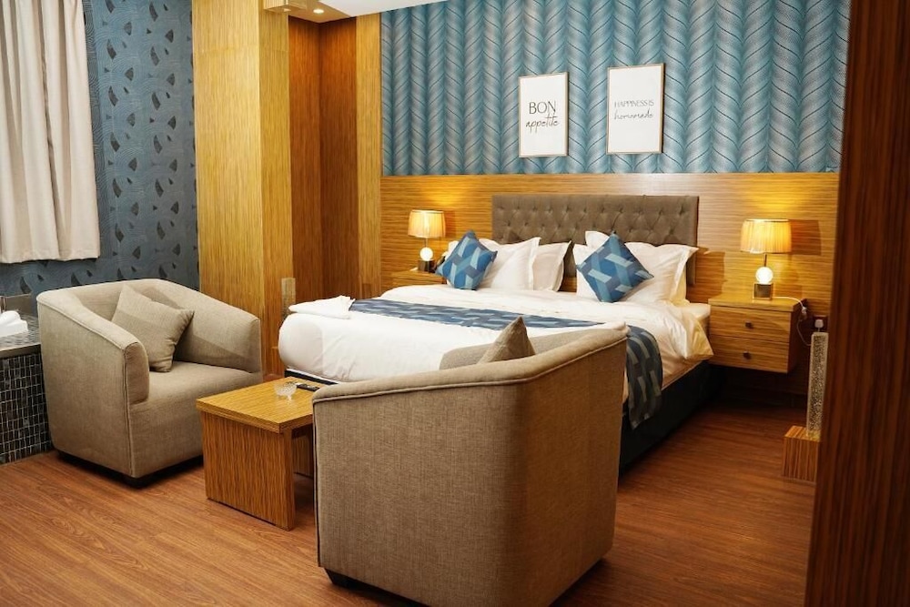 Suite - Photo 11