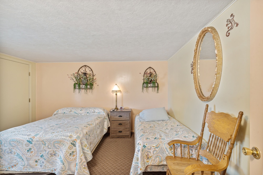 Room, 1 Double Bed and 1 Twin Bed photo 1