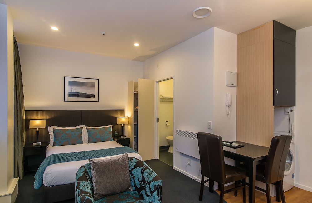 Queen Apartment with Parking