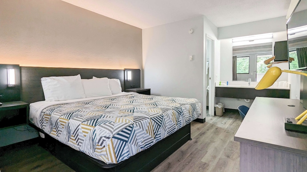 Standard Room, 1 King Bed, Non Smoking - Photo 1