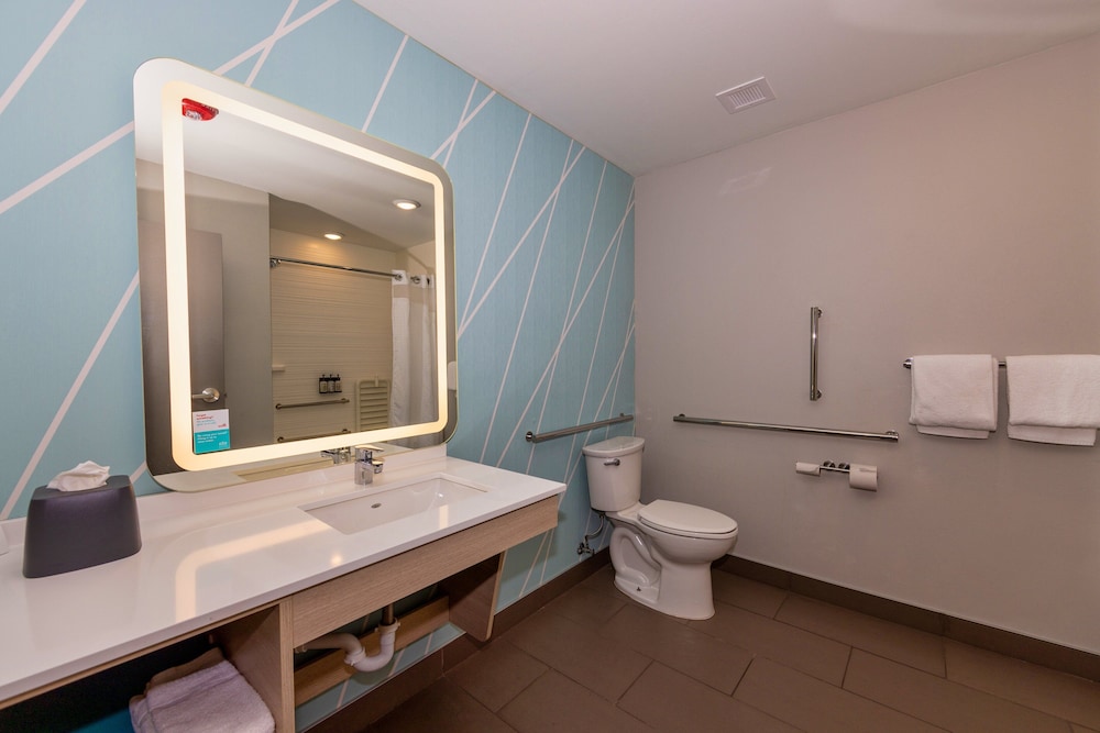 Standard Room, 2 Queen Beds, Transfer Shower (Mobility) - Photo 5