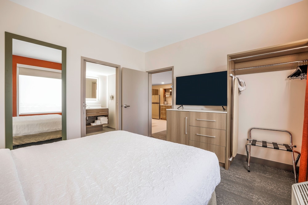 Suite, 1 Queen Bed, Accessible, Bathtub (Mobility & Hearing)
