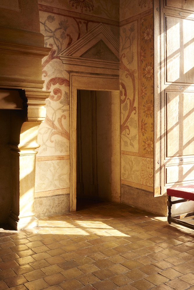 Classic Castle Suite, 1 Queen Bed or 2 Single Beds (upon availability) photo 2