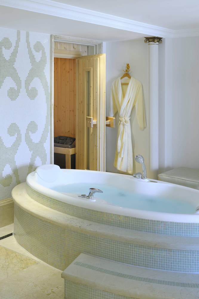 Executive Suite, 1 King Bed, Balcony thumbnail 6