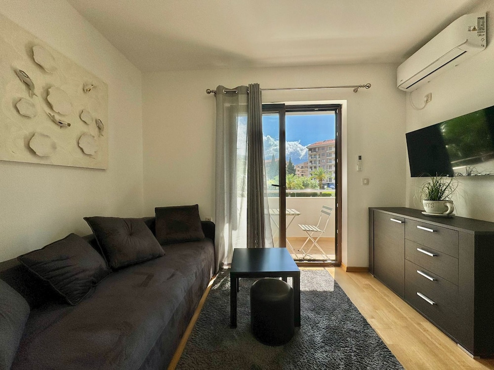 Classic Apartment, Balcony, Garden View