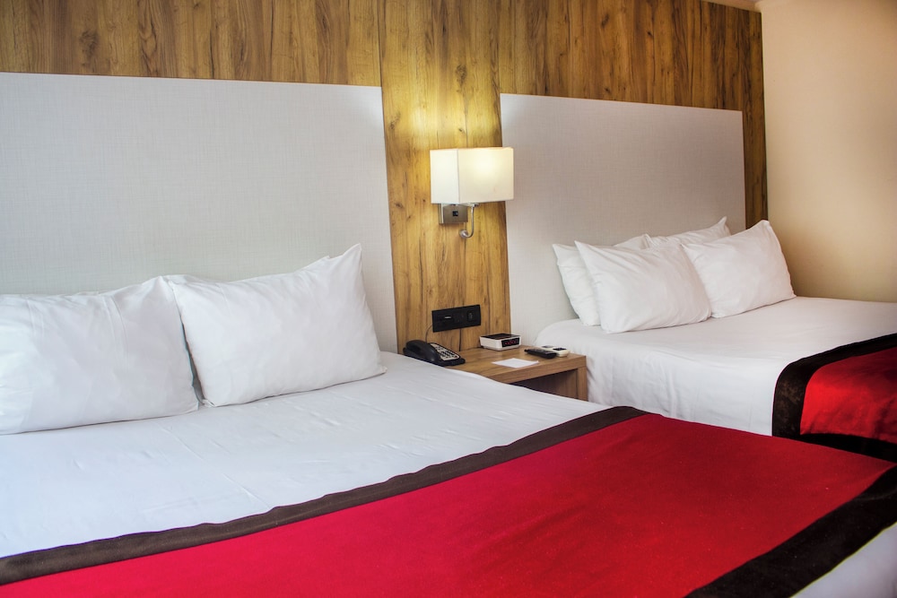 Superior Room, 2 Queen Beds, Non Smoking photo 3