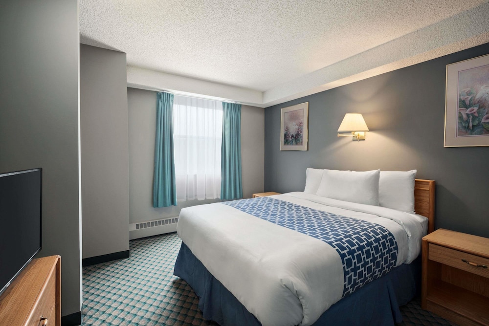 Suite, 2 Double Beds, Non Smoking - Photo 3