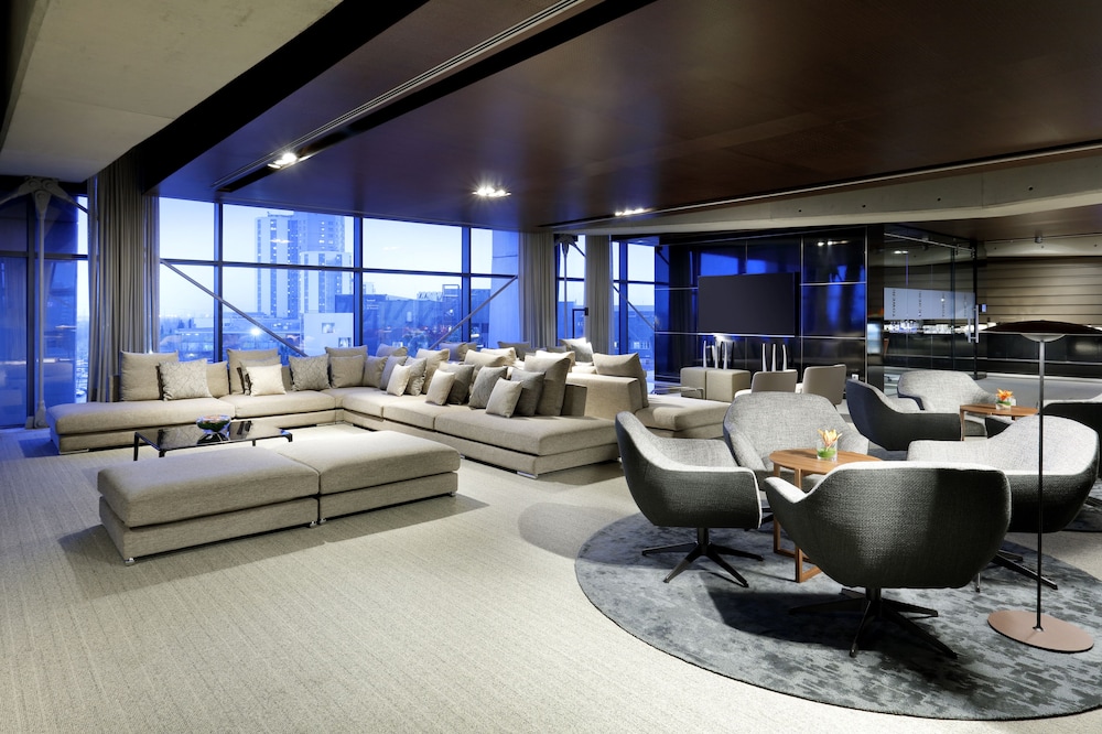 Club Room, 2 Twin Beds, City View