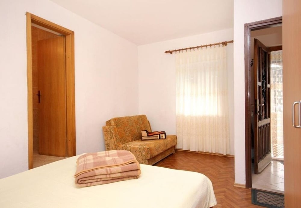 Apartment (Roki - 10 m from beach - A2(2+2) Mali)