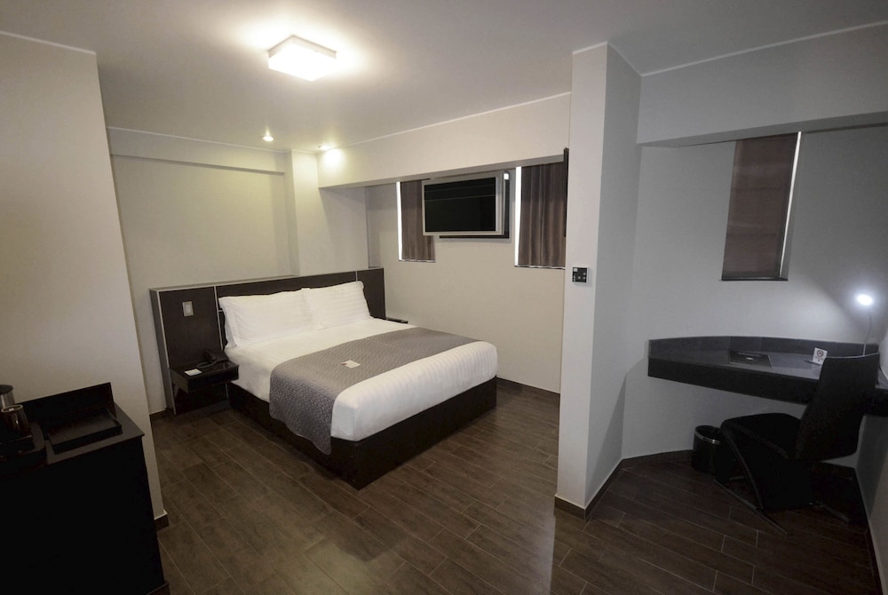 Deluxe Room, 1 Queen Bed photo 2