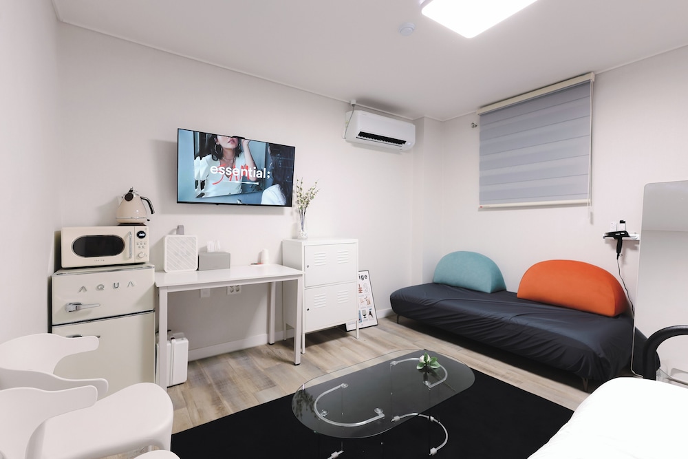 Us(Family Room) - Free OTTs Included