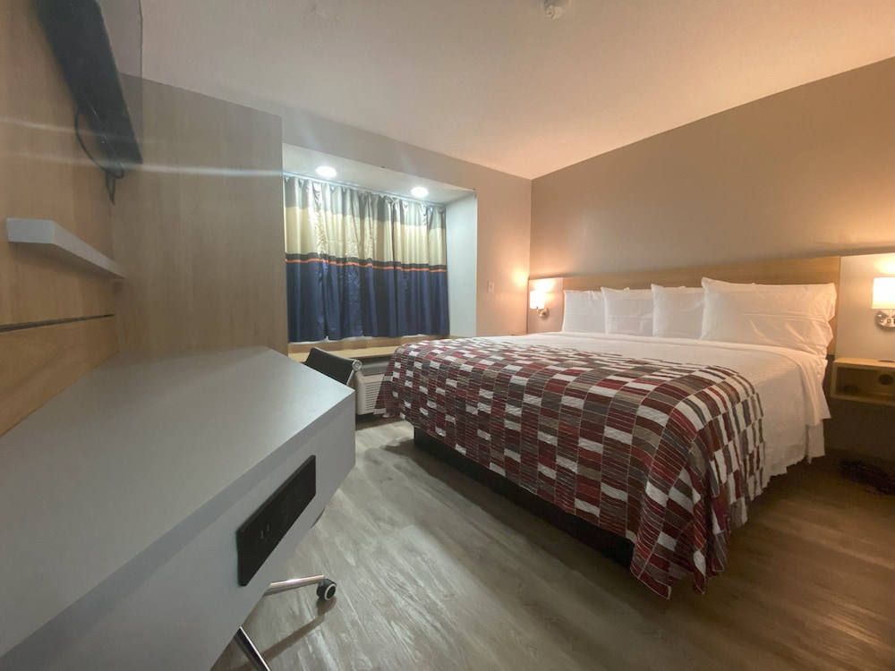 Deluxe Room, 1 King Bed, Smoking - Photo 1