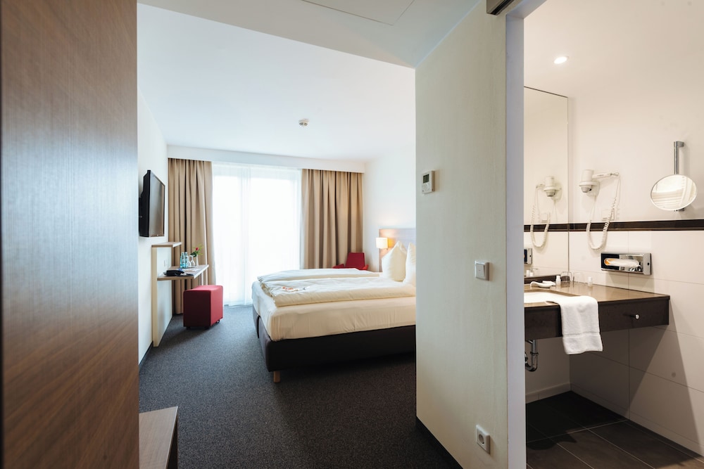 Standard Double Room Single Use, 1 Queen Bed photo 2