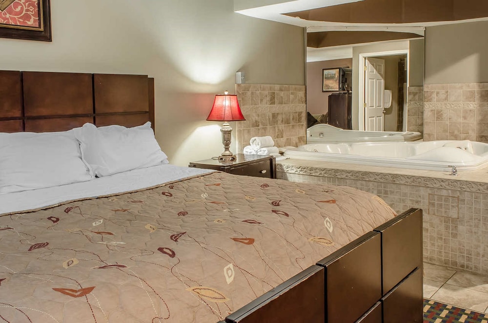 Suite, 1 King Bed, Accessible, Smoking - Photo 1