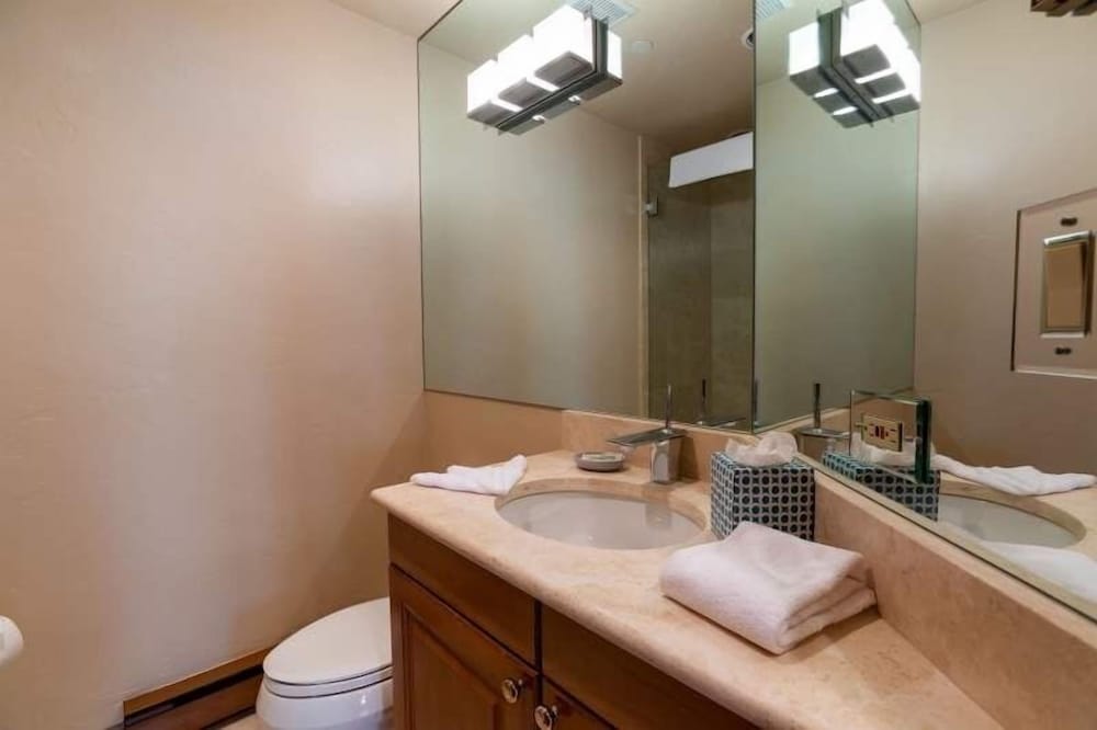 Condo, 2 Bedrooms photo 3