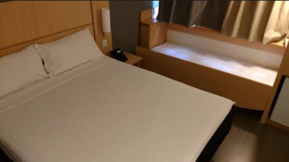 Standard Room, Multiple Beds photo 3
