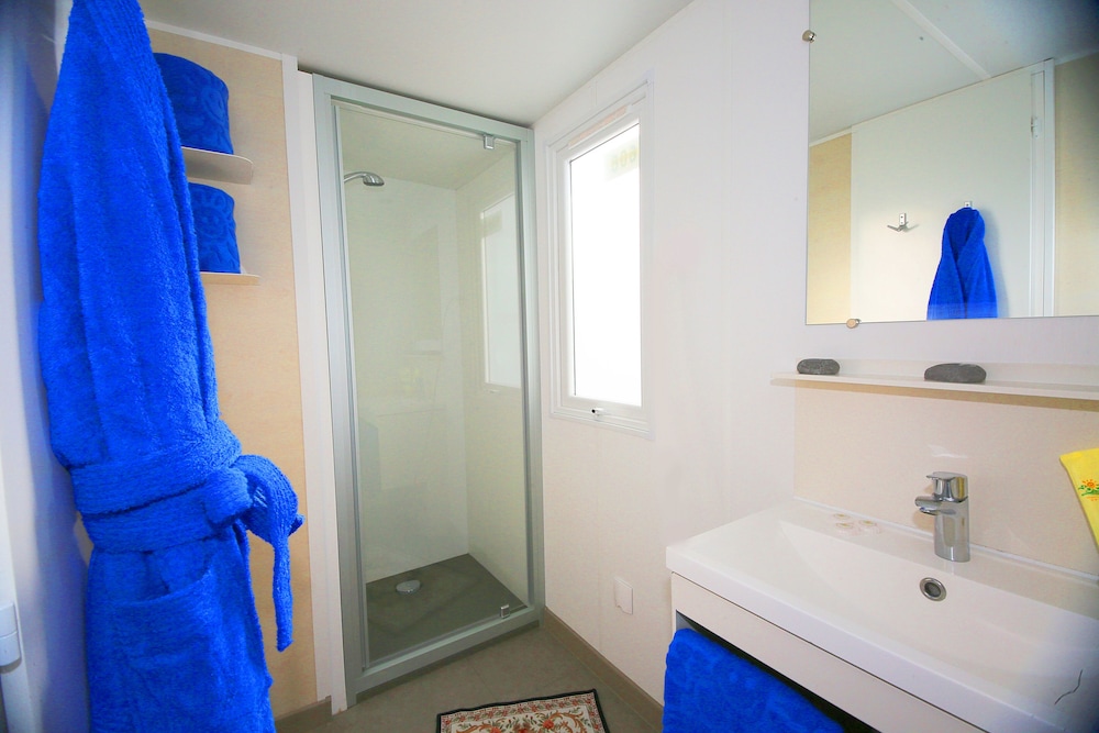 Deluxe Mobile Home, 2 Bedrooms, Sea View photo 3