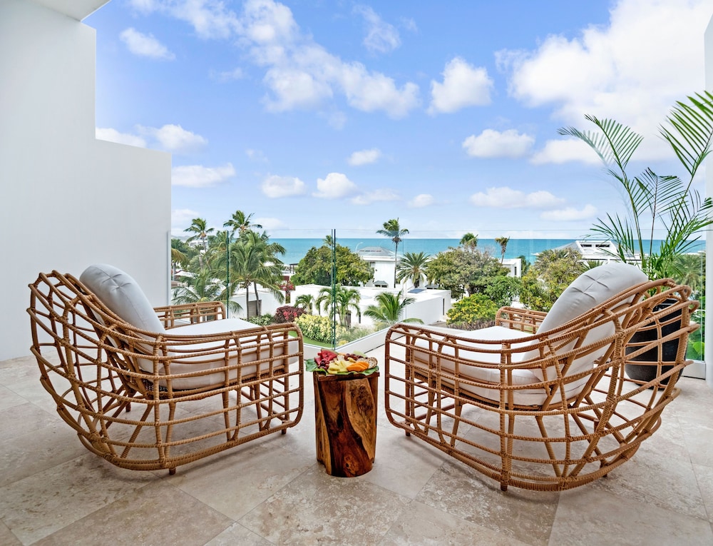 Superior Room, 1 King Bed, Ocean View, Oceanfront (Ocean Front Junior Suite)
