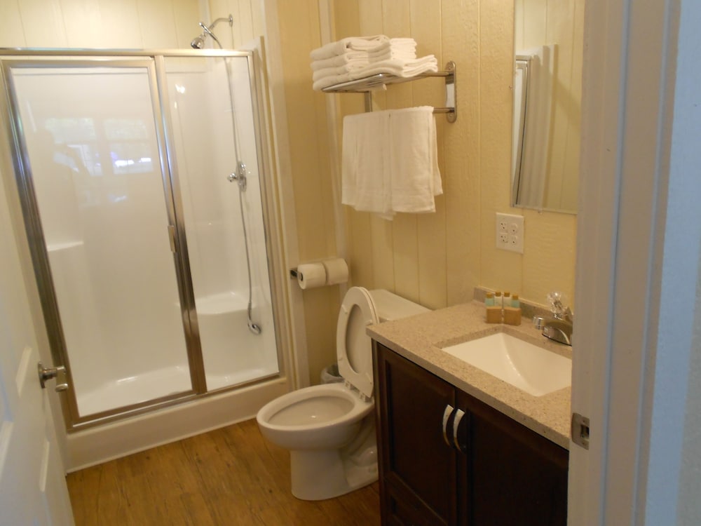 Comfort Cabin, 2 Queen Beds, Refrigerator & Microwave, Park View photo 2