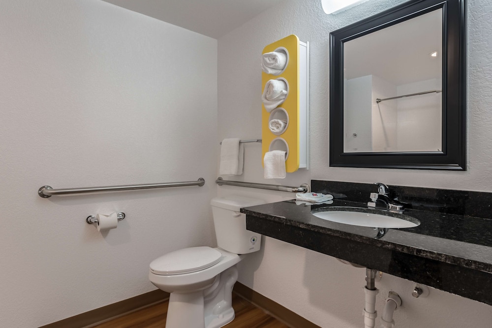 Modern, Standard Room, 2 Queen Beds, Non Smoking photo 3
