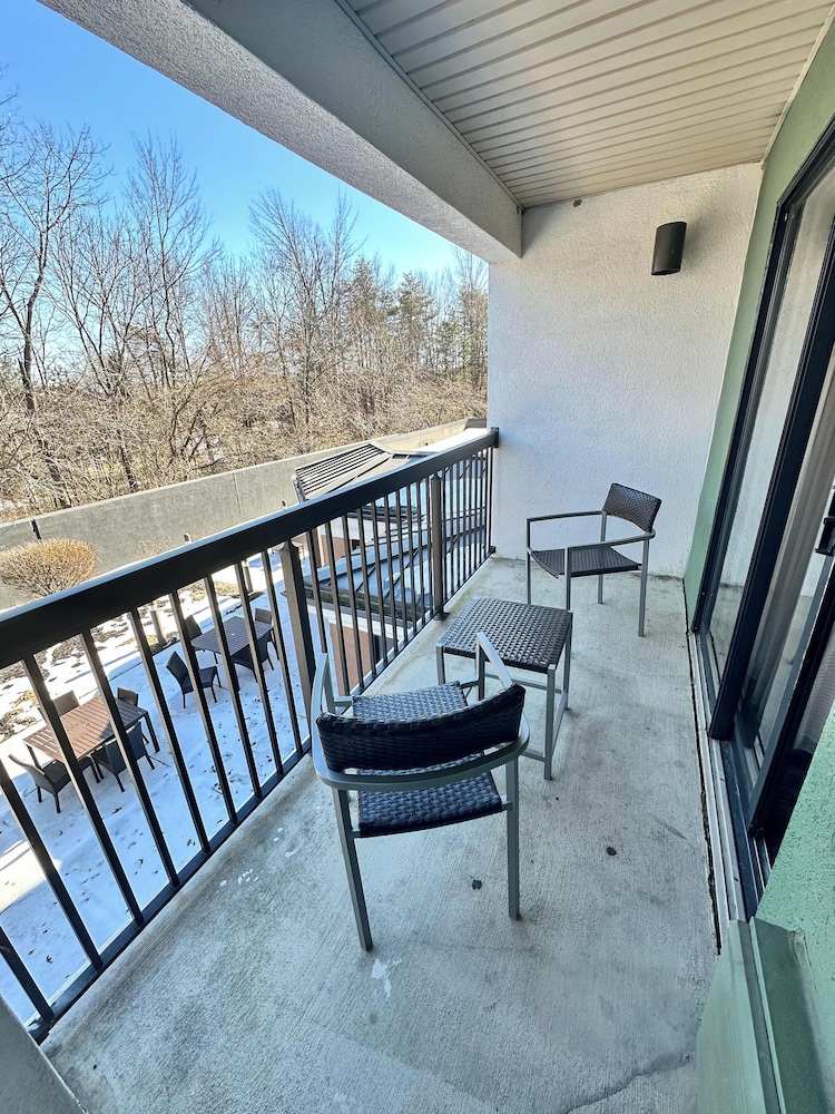 Room, 1 King Bed, Non Smoking, Balcony (Upgrade) photo 1