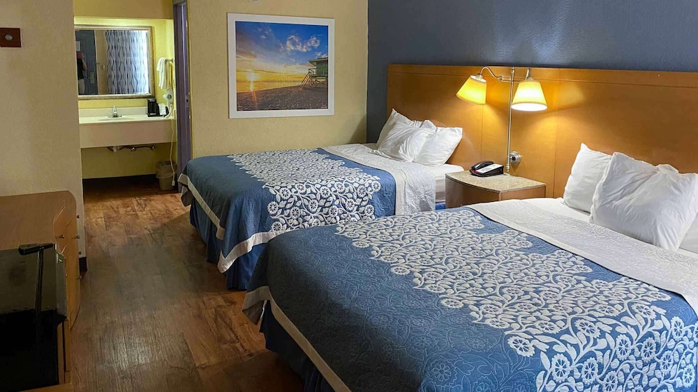Standard Room, 2 Queen Beds, Non Smoking - Photo 5