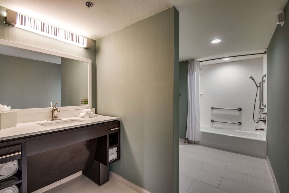 Studio, 1 Queen Bed, Accessible, Bathtub (Mobility & Hearing) - Photo 3